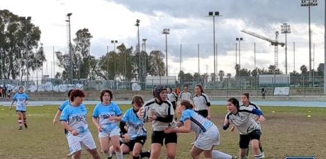 Gioco di rugby femminile, squadre in azione sul campo.